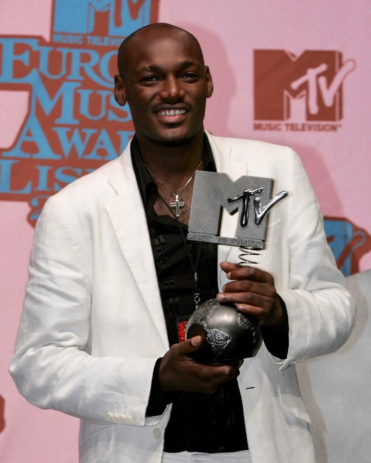 2face Idibia holding an MTV award